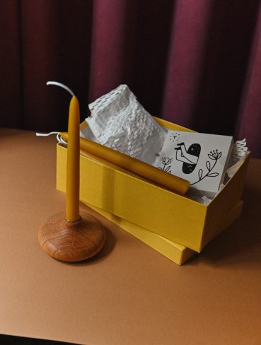 Pack 4 velas Estela con candelabro de madera en caja de regalo