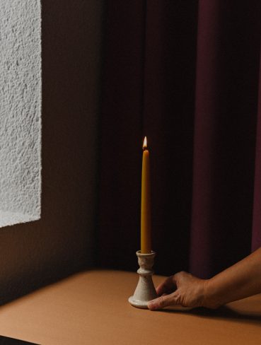 Pack 4 velas Estela con candelabro cerámica artesanal en caja de regalo