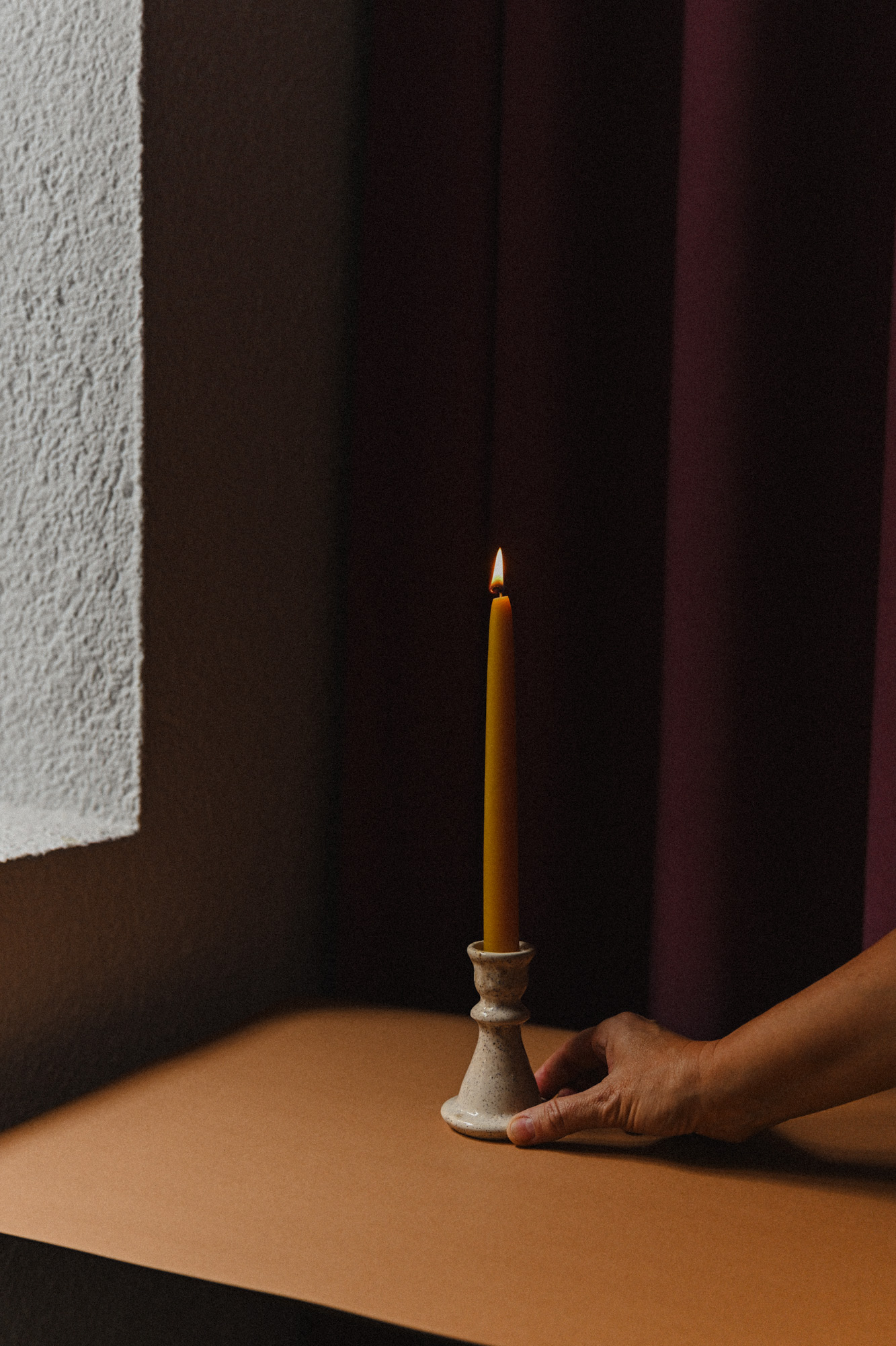 Pack 4 velas Estela con candelabro cerámica artesanal en caja de regalo