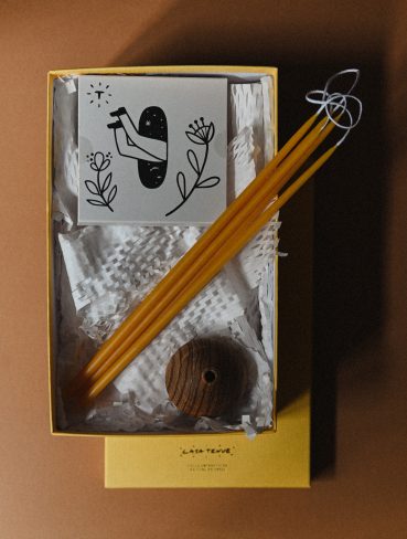 Pack Velas Bengalas con candelabro de madera en caja de regalo