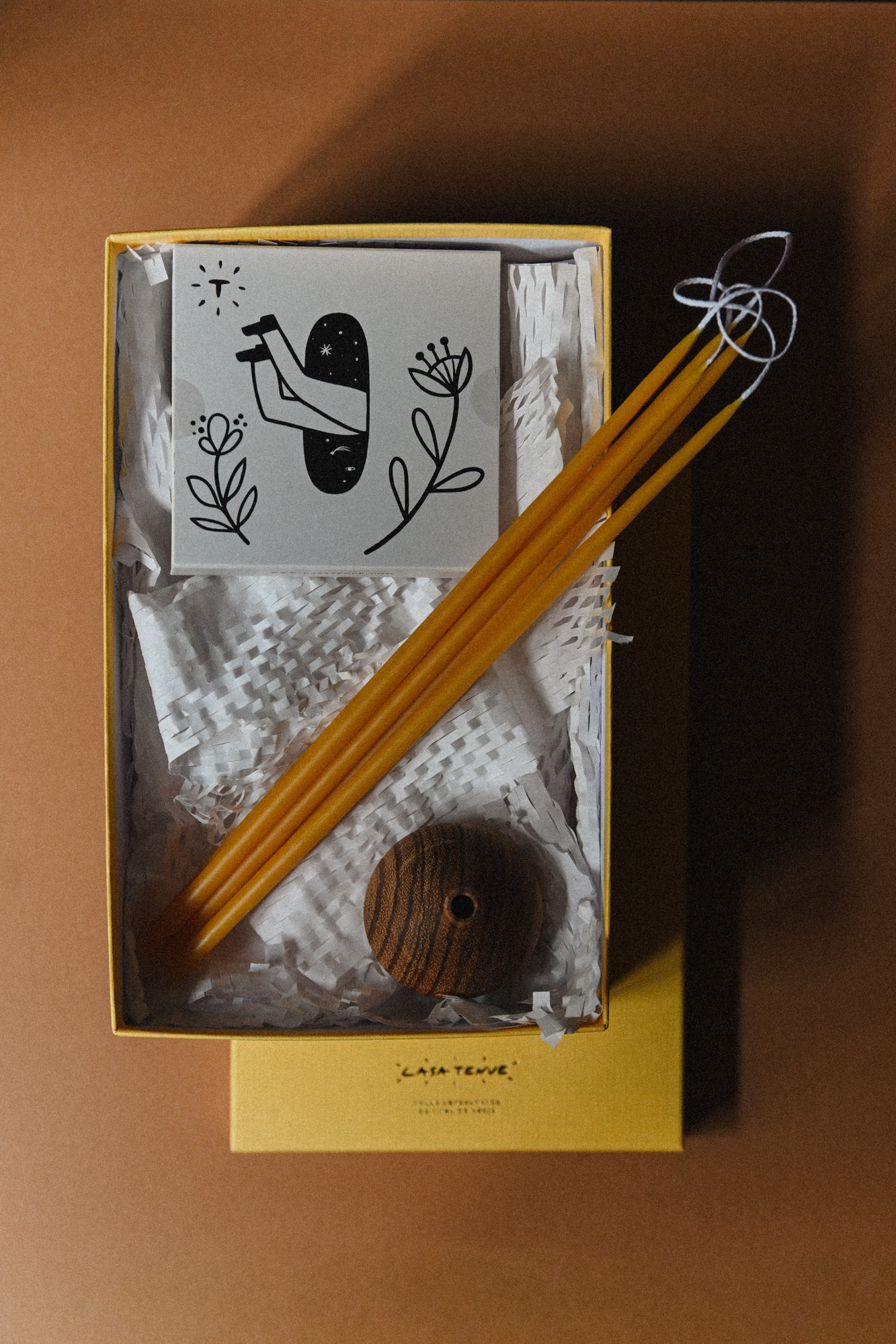 Pack Velas Bengalas con candelabro de madera en caja de regalo