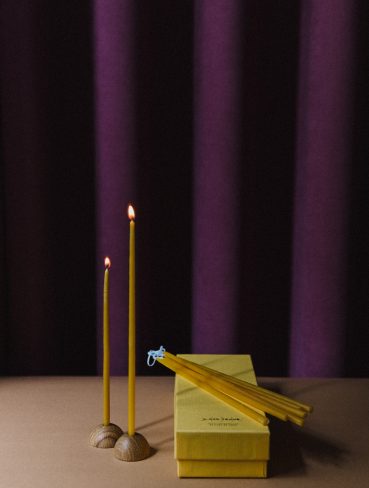 Pack 6 velas Bengala con 2 candelabros de madera pequeños en caja de regalo