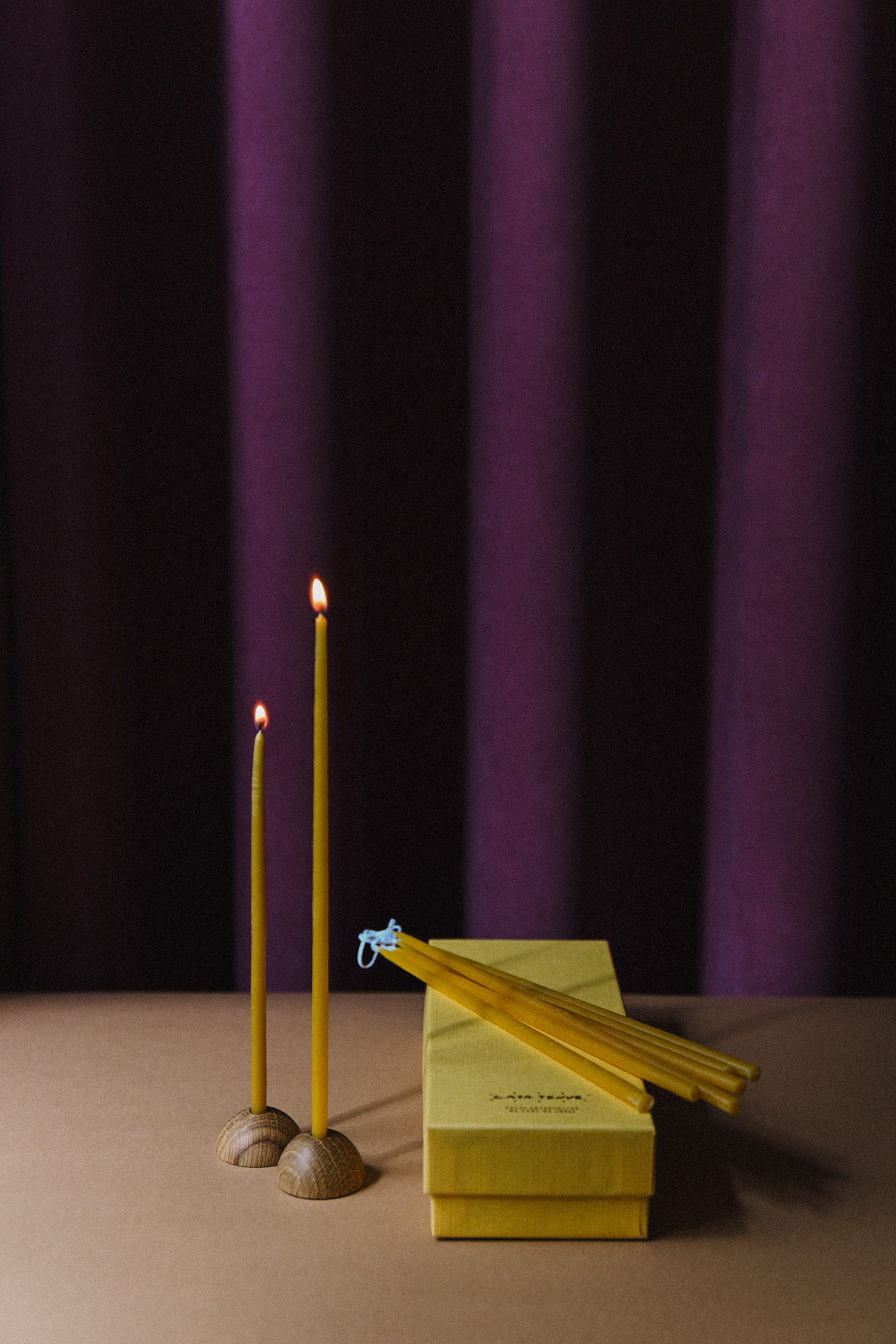 Pack 6 velas Bengala con 2 candelabros de madera pequeños en caja de regalo