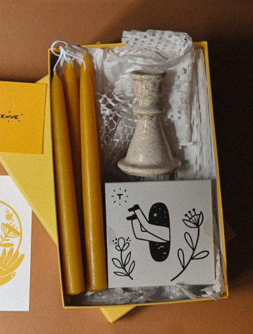 Pack 4 velas Estela con candelabro cerámica artesanal en caja de regalo