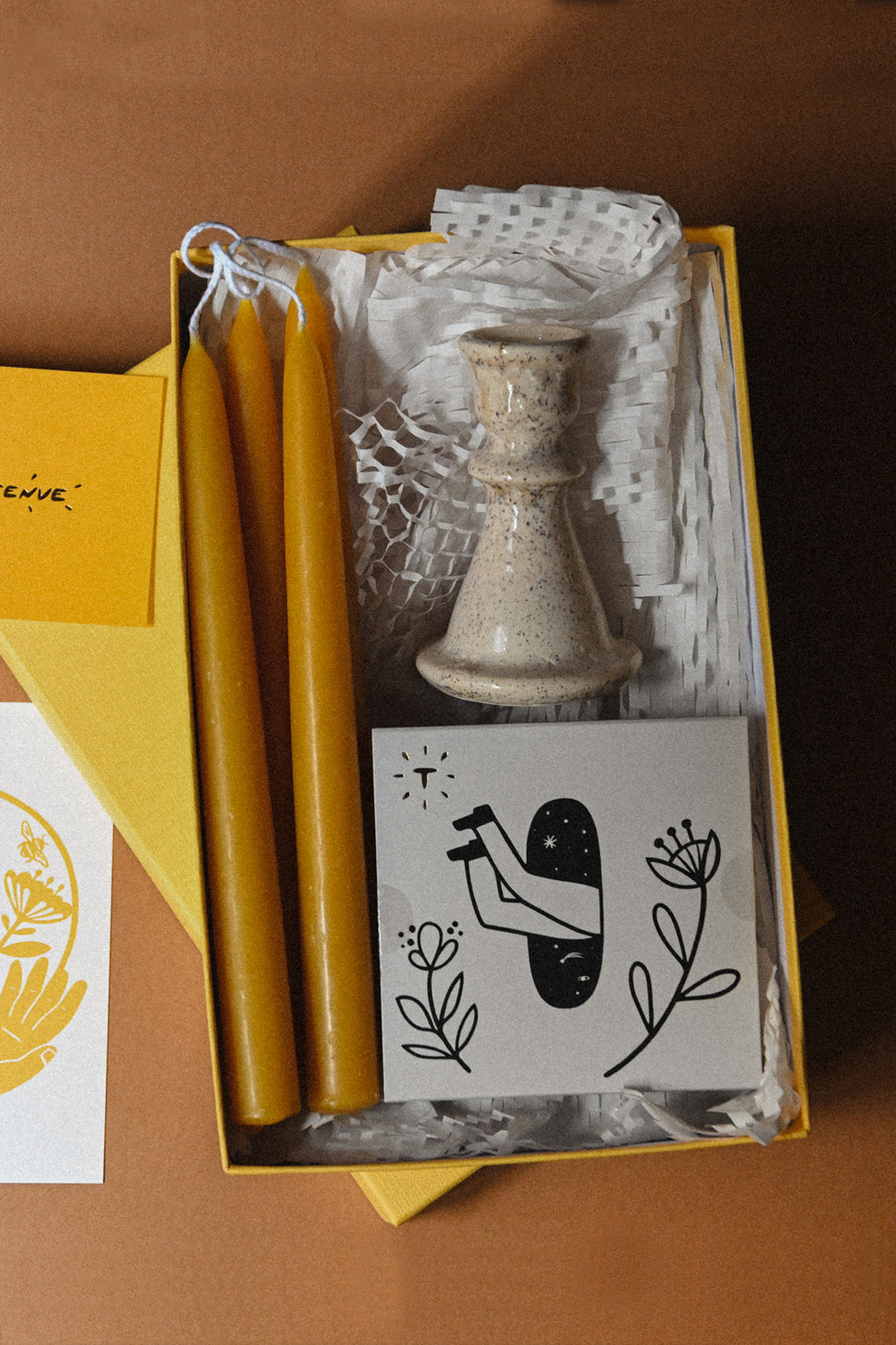 Pack 4 velas Estela con candelabro cerámica artesanal en caja de regalo